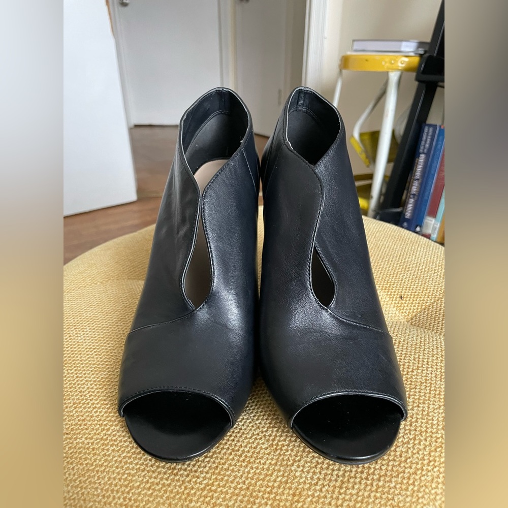 Nine West heeled peep toe bootie size 8